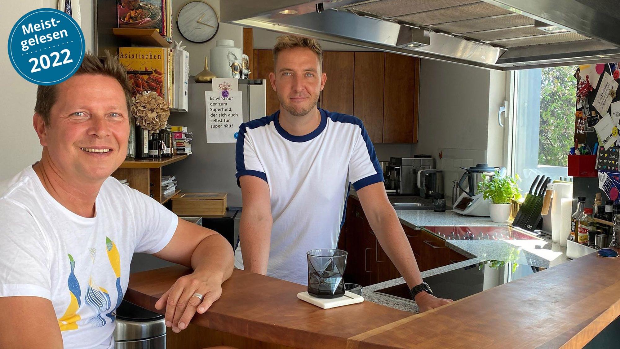 Steffen Müller-Lücke (links) und Thomas Lücke stehen an der Bar in ihrem Penthouse in der Kölner Innenstadt.
