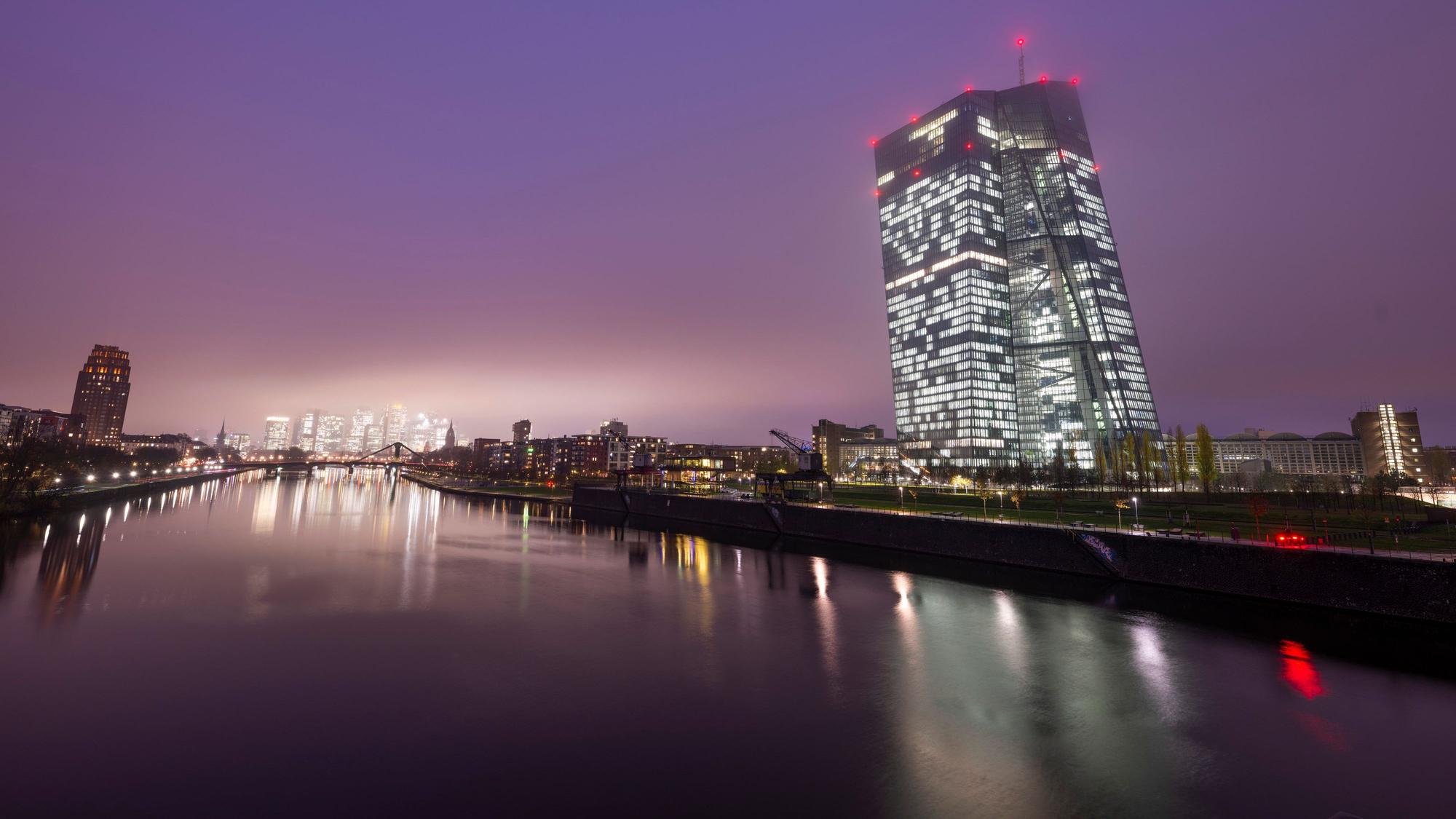 Die Europäische Zentralbank (EZB) leuchtet im letzten Licht des Tages.