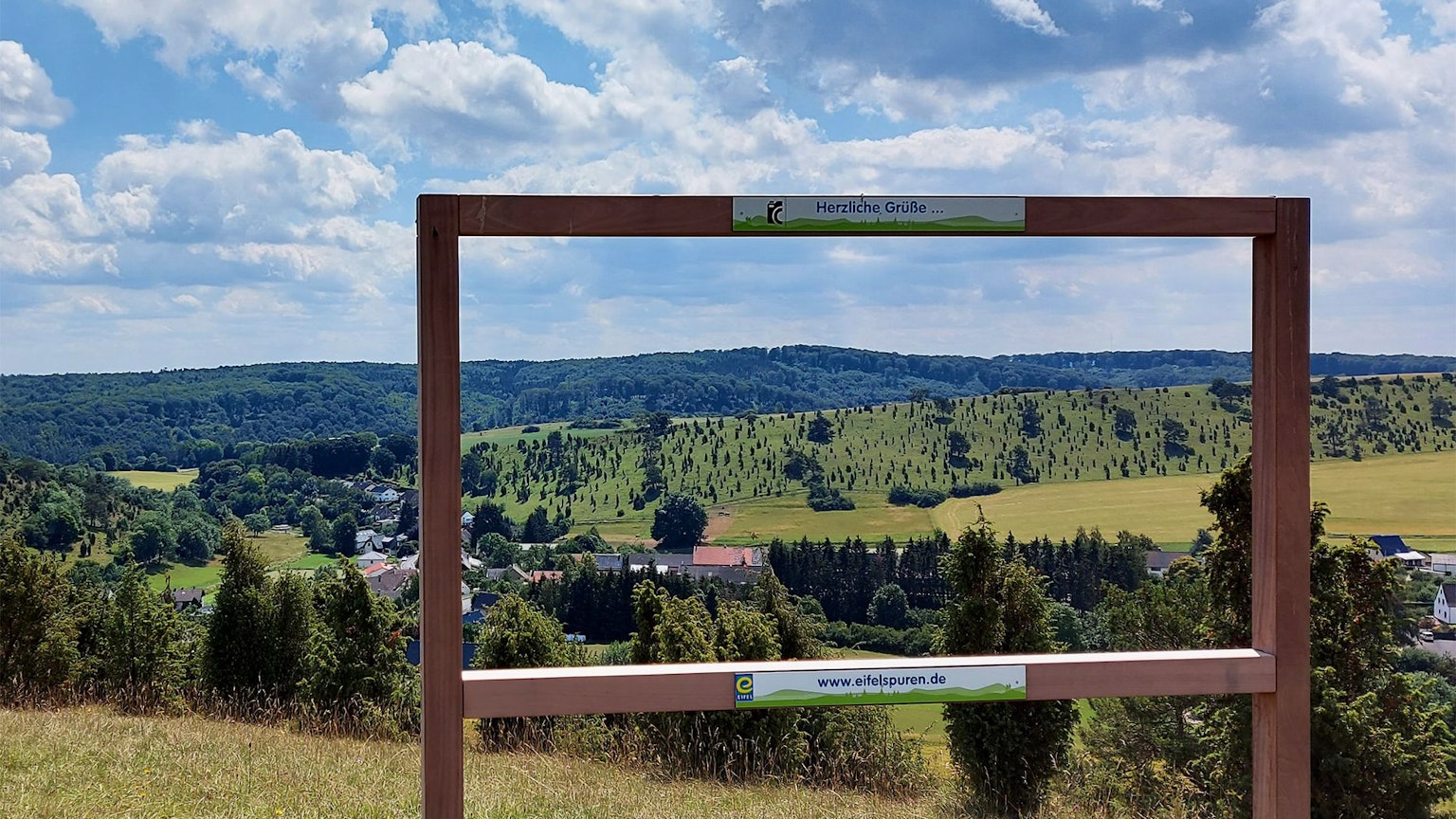 Ein schöner Ausblick auf einem Wanderweg im Kreis Euskirchen.