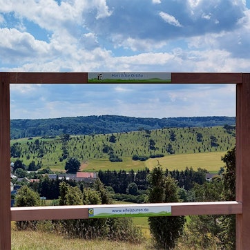 Ein schöner Ausblick auf einem Wanderweg im Kreis Euskirchen.