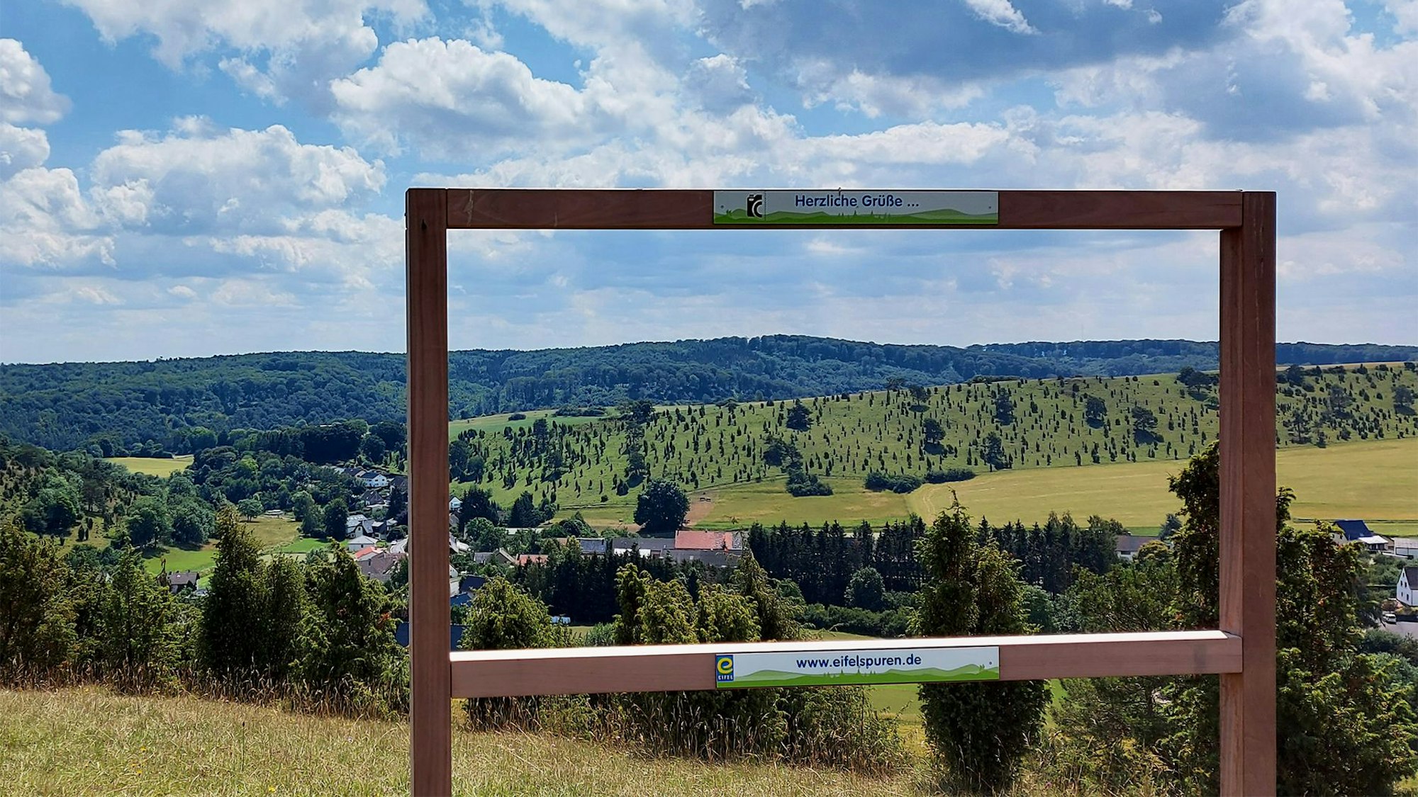 Ein schöner Ausblick auf einem Wanderweg im Kreis Euskirchen.