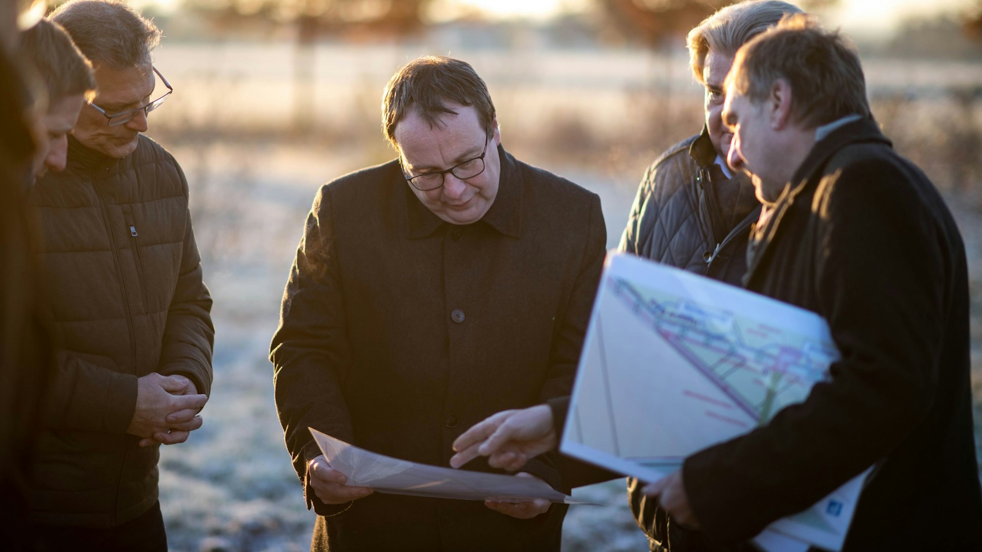 NRW-Minister Oliver Krischer (M.) lässt sich die Hochwasserschutz-Projekte erklären.