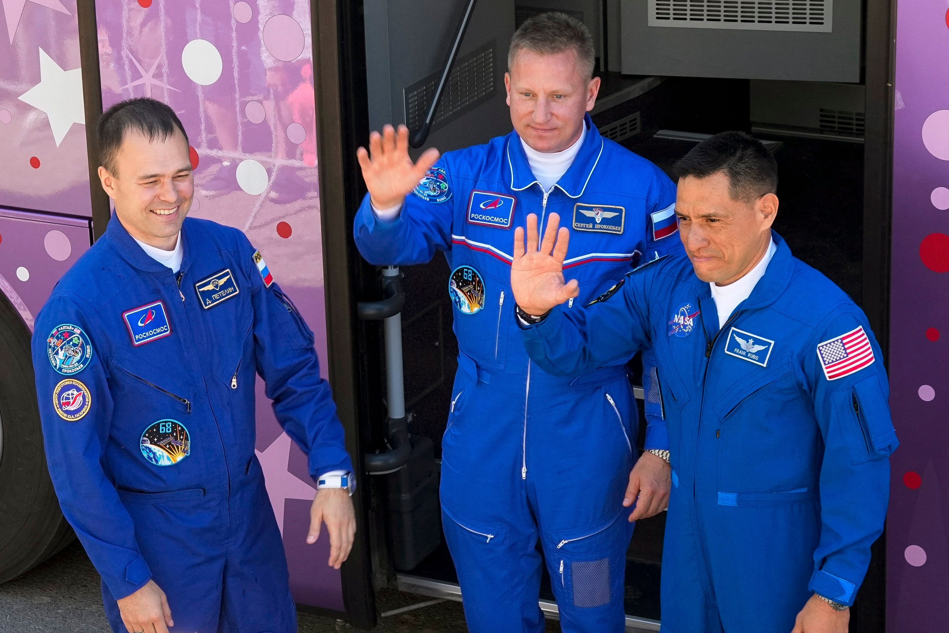 Die Roskosmos-Kosmonauten Dmitri Petelin und Sergej Prokopjew der NASA-Astronaut Frank Rubio (v.l.) auf dem Weg zur Internationalen Raumstation (ISS).