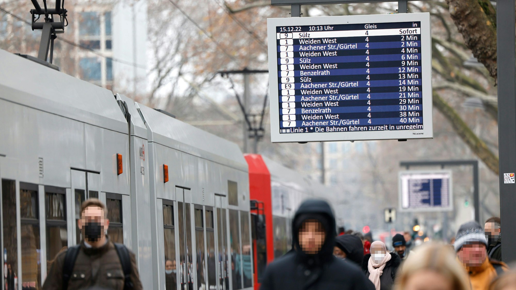Eine Anzeige der KVB auf dem Neumarkt.