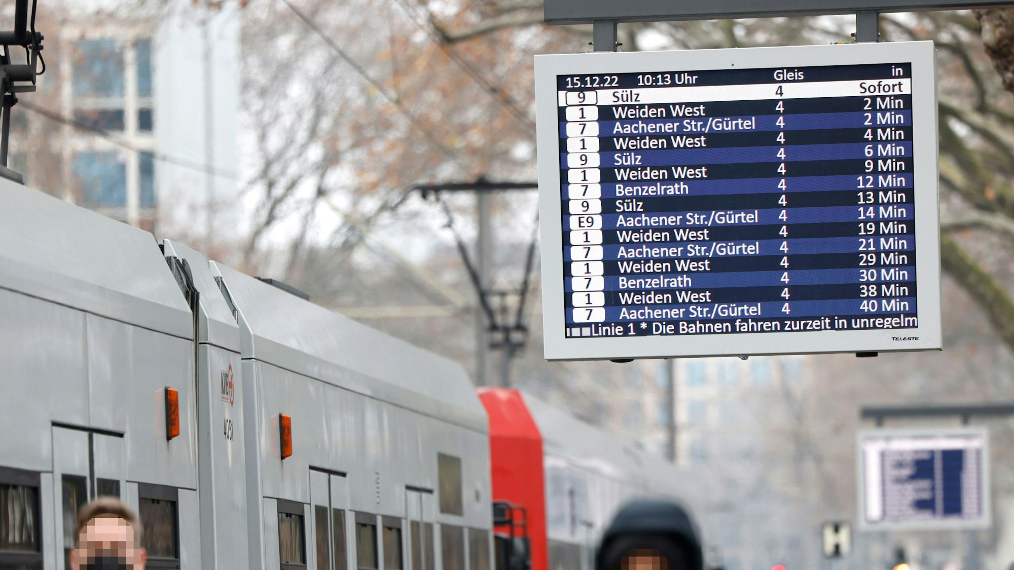 Auf einer Anzeigentafel werden die nächsten Bahnen mit ihrer Ankunftszeit aufgelistet.