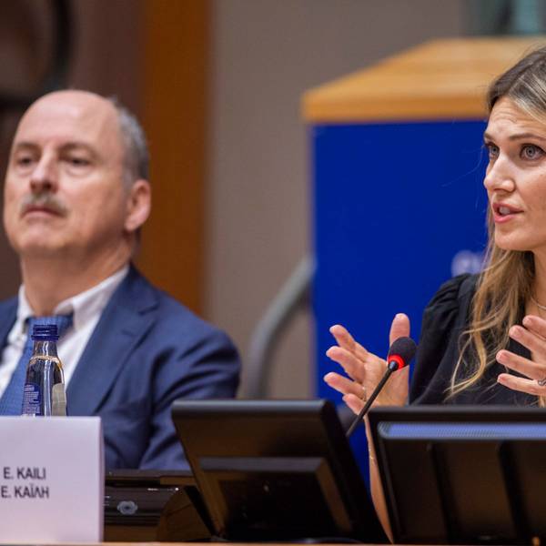 Eva Kaili spricht während der Verleihung des Europäischen Buchpreises in Brüssel. Neben ihr sitzt ein weiterer Abgeordneter des EU-Parlaments.