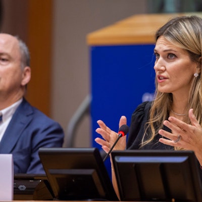 Eva Kaili spricht während der Verleihung des Europäischen Buchpreises in Brüssel. Neben ihr sitzt ein weiterer Abgeordneter des EU-Parlaments.