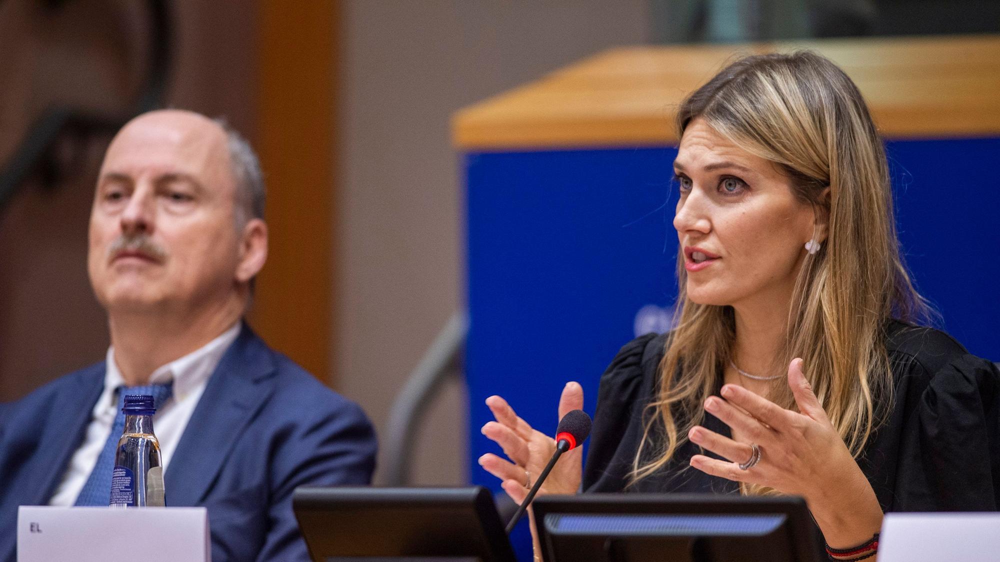 Eva Kaili spricht während der Verleihung des Europäischen Buchpreises in Brüssel. Neben ihr sitzt ein weiterer Abgeordneter des EU-Parlaments.
