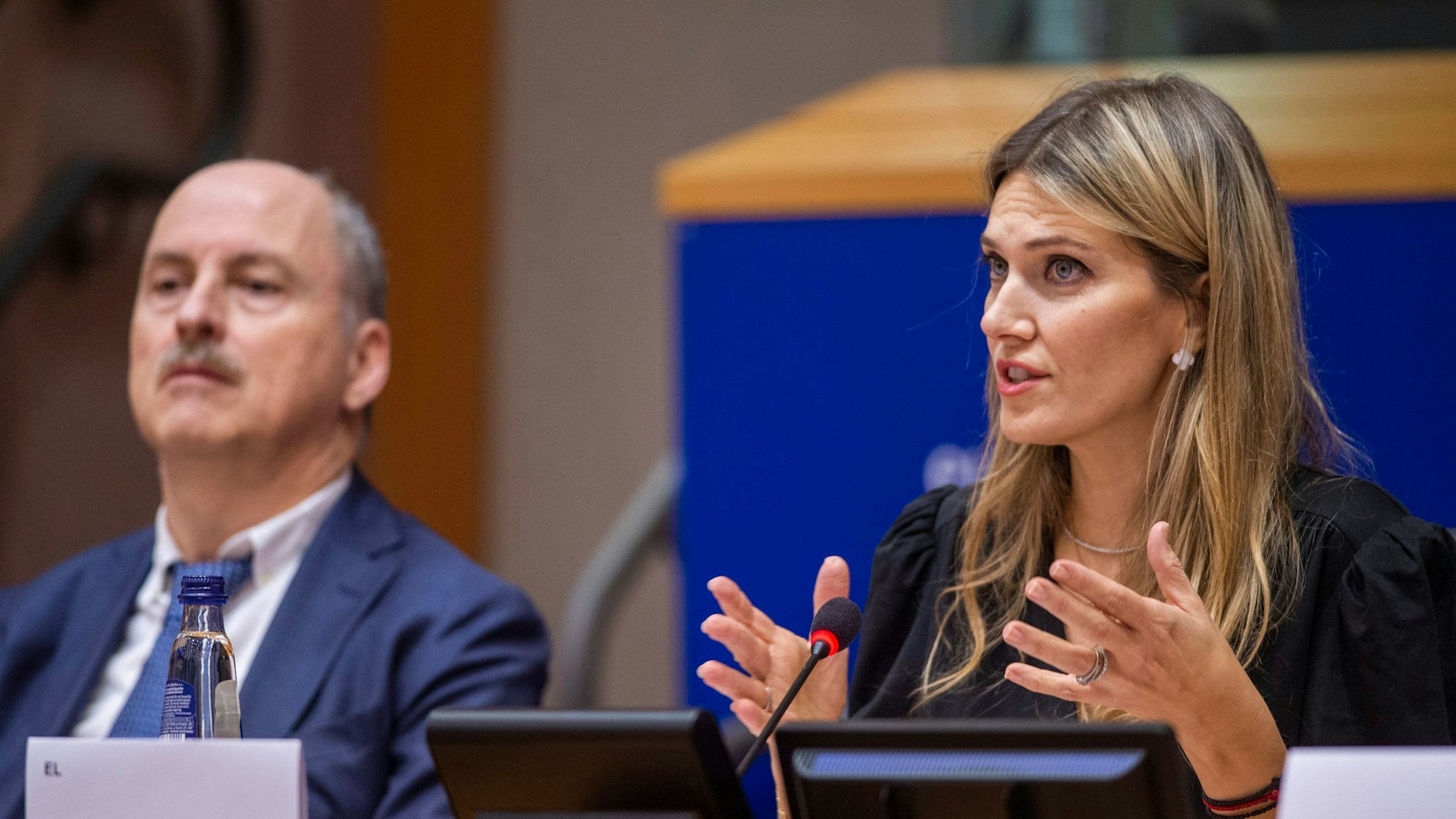 Eva Kaili spricht während der Verleihung des Europäischen Buchpreises in Brüssel. Neben ihr sitzt ein weiterer Abgeordneter des EU-Parlaments.