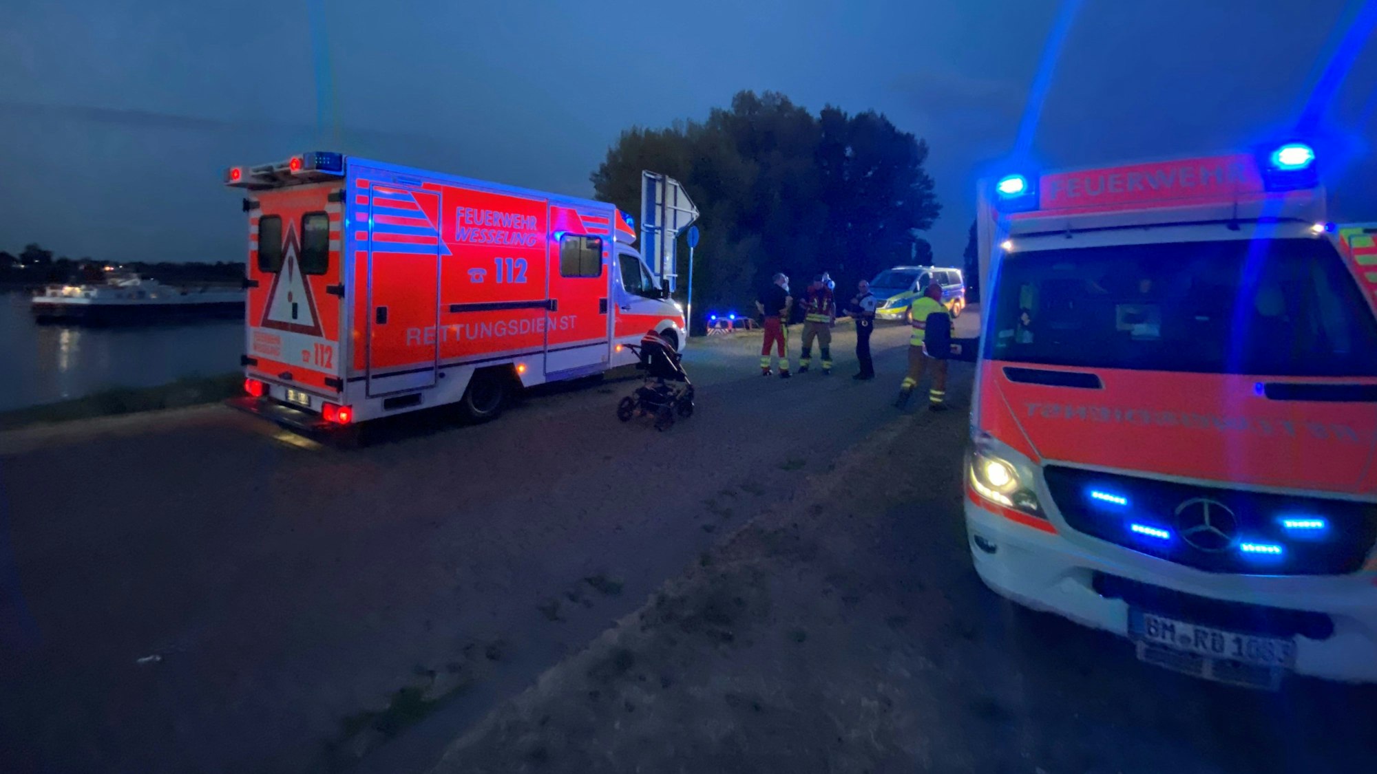 Rettungskräfte am Wasser. (Symboldbild)