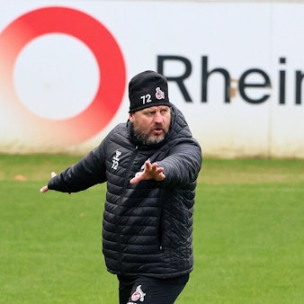 FC-Trainer Steffen Baumgart beim Training mit der Mannschaft.
