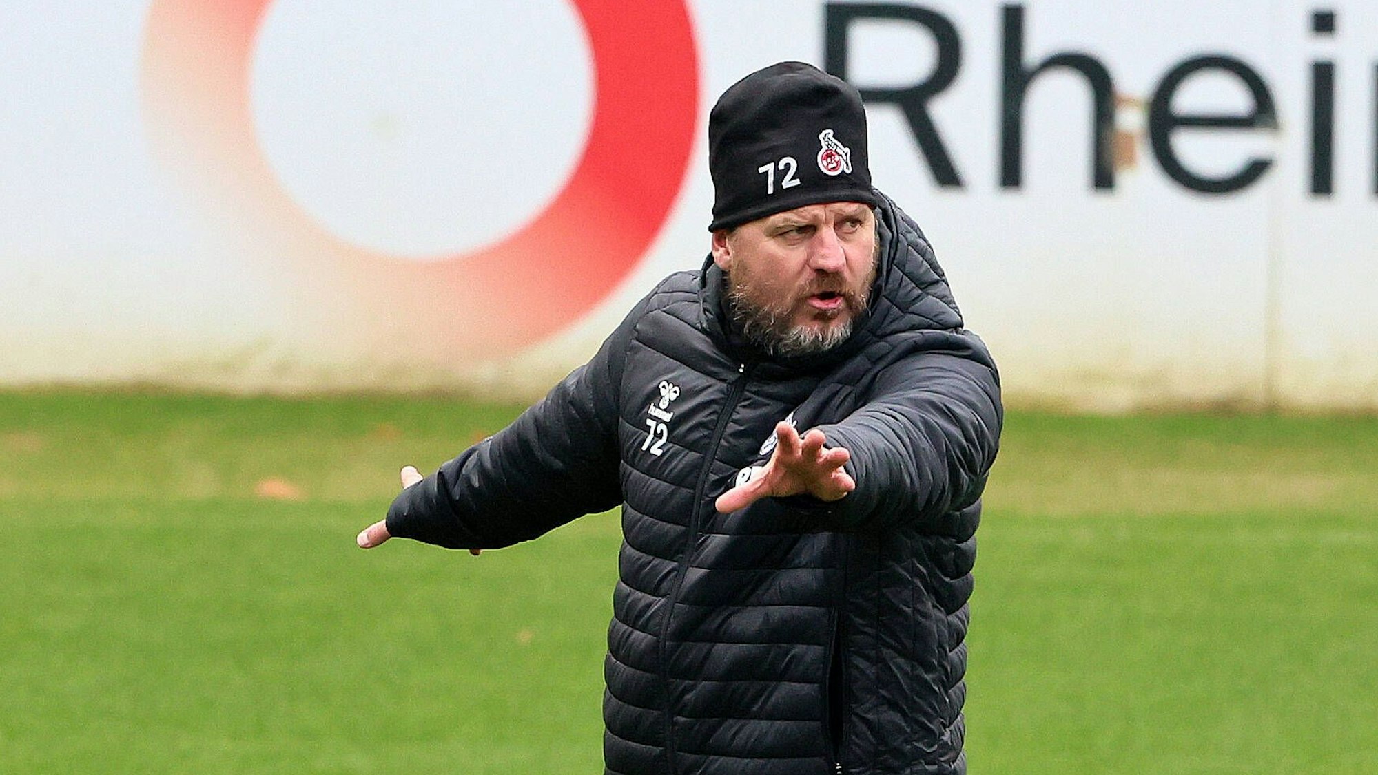 FC-Trainer Steffen Baumgart beim Training mit der Mannschaft.