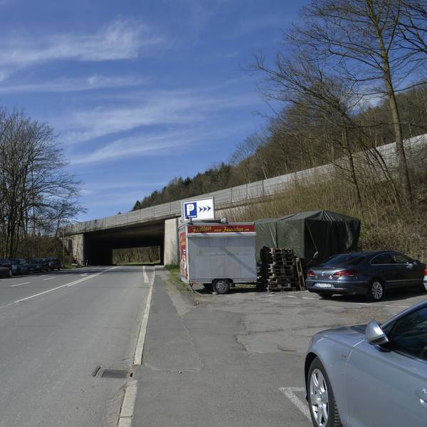 Die Brücke der Autobahn 4 (Köln - Olpe) über die L 136 (Bensberg - Overath) ist marode und wird neu gebaut.