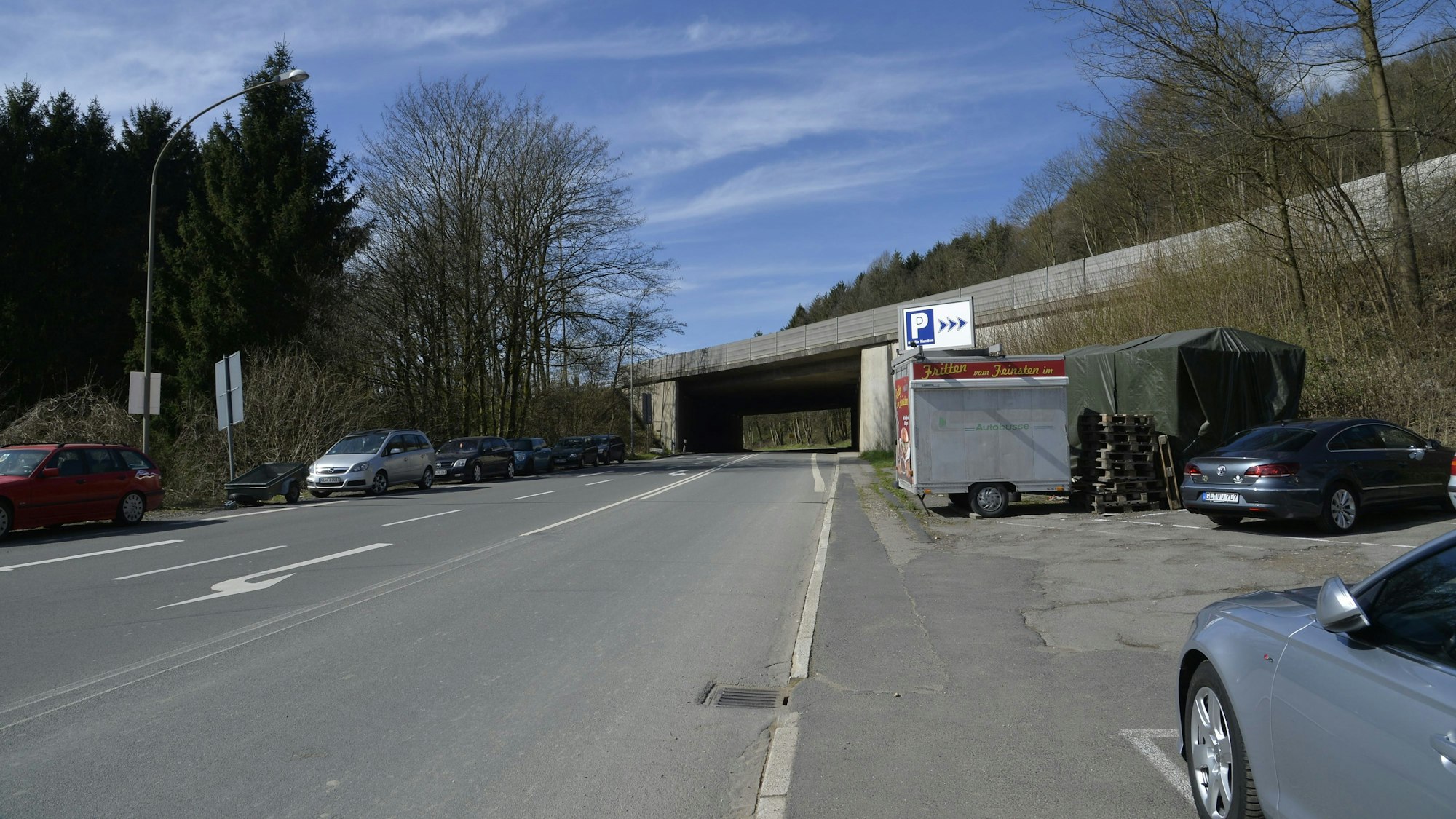 Die Brücke der Autobahn 4 (Köln - Olpe) über die L 136 (Bensberg - Overath) ist marode und wird neu gebaut.