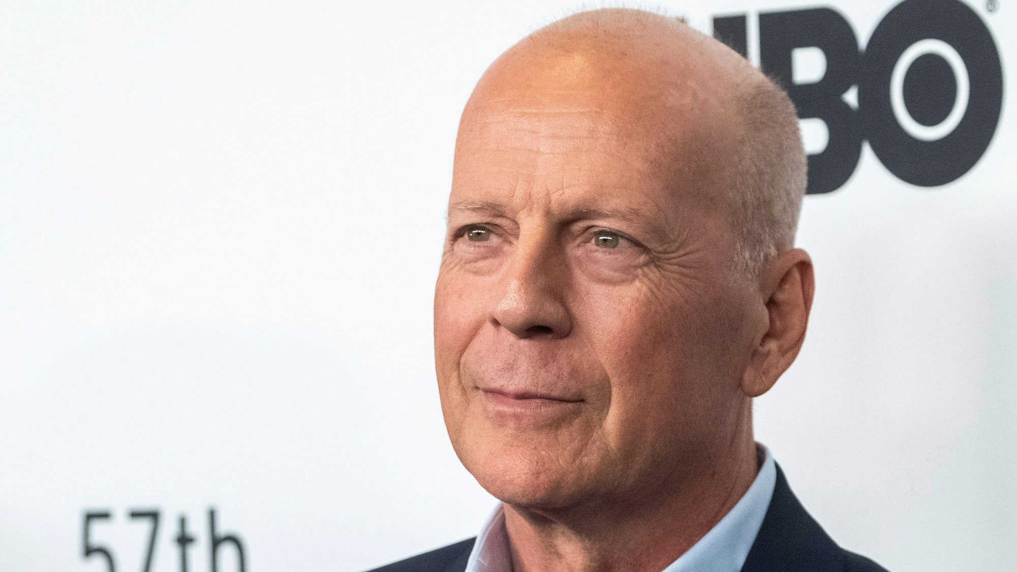 Bruce Willis posiert für die Fotografen.