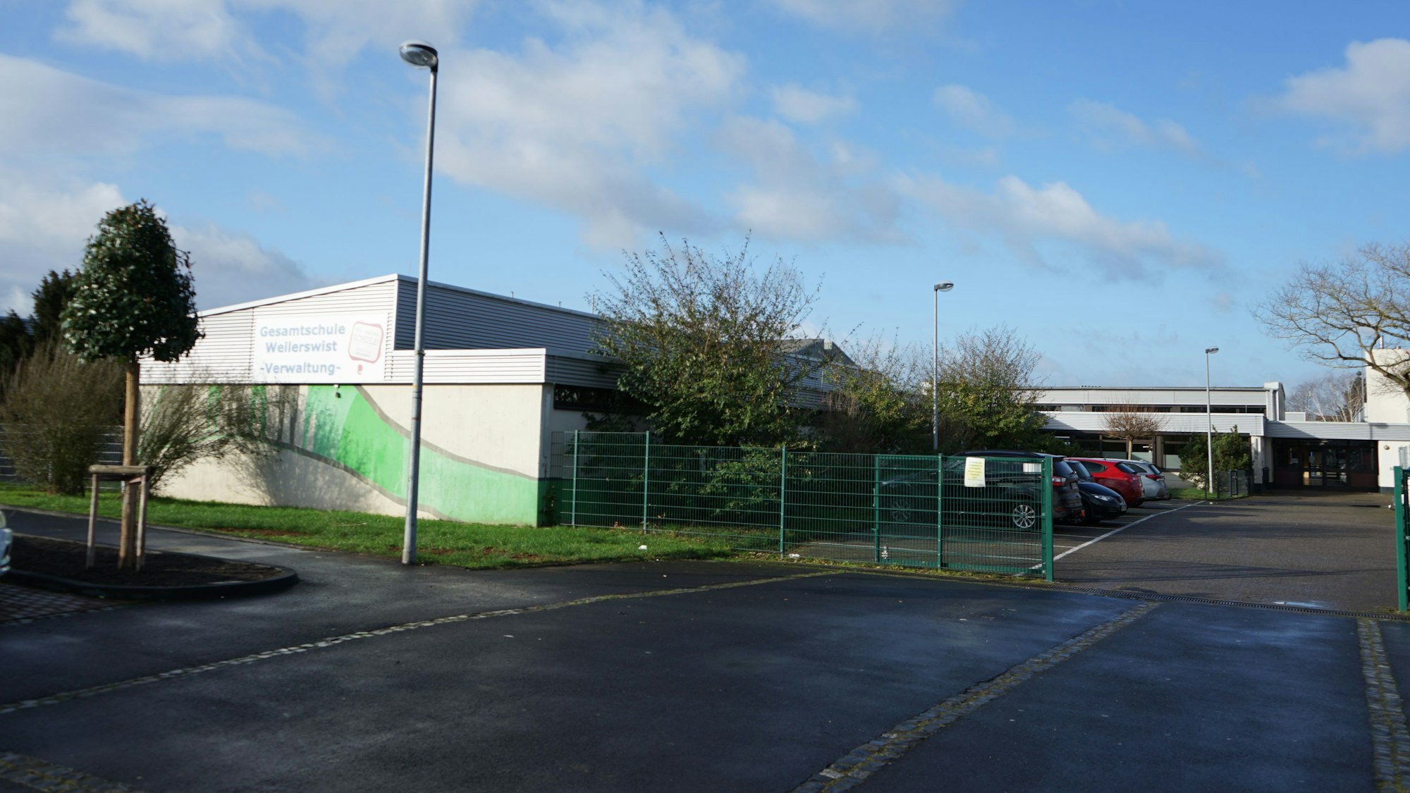 Das Foto zeigt die Gesamtschule in Weilerswist. Weil es in Erftstadt diese Schulform nicht gibt, müssen die Schüler im Nachbarkreis zur Schule gehen.