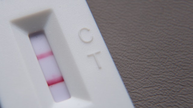 ARCHIV - 17.01.2022, Hessen, Frankfurt/Main: Ein positiver Corona-Schnelltest liegt auf einem Tisch. (zu dpa: "Studie: Bis Ende 2021 jeder zehnte Erwachsene mit Corona infiziert") Foto: Sebastian Gollnow/dpa +++ dpa-Bildfunk +++