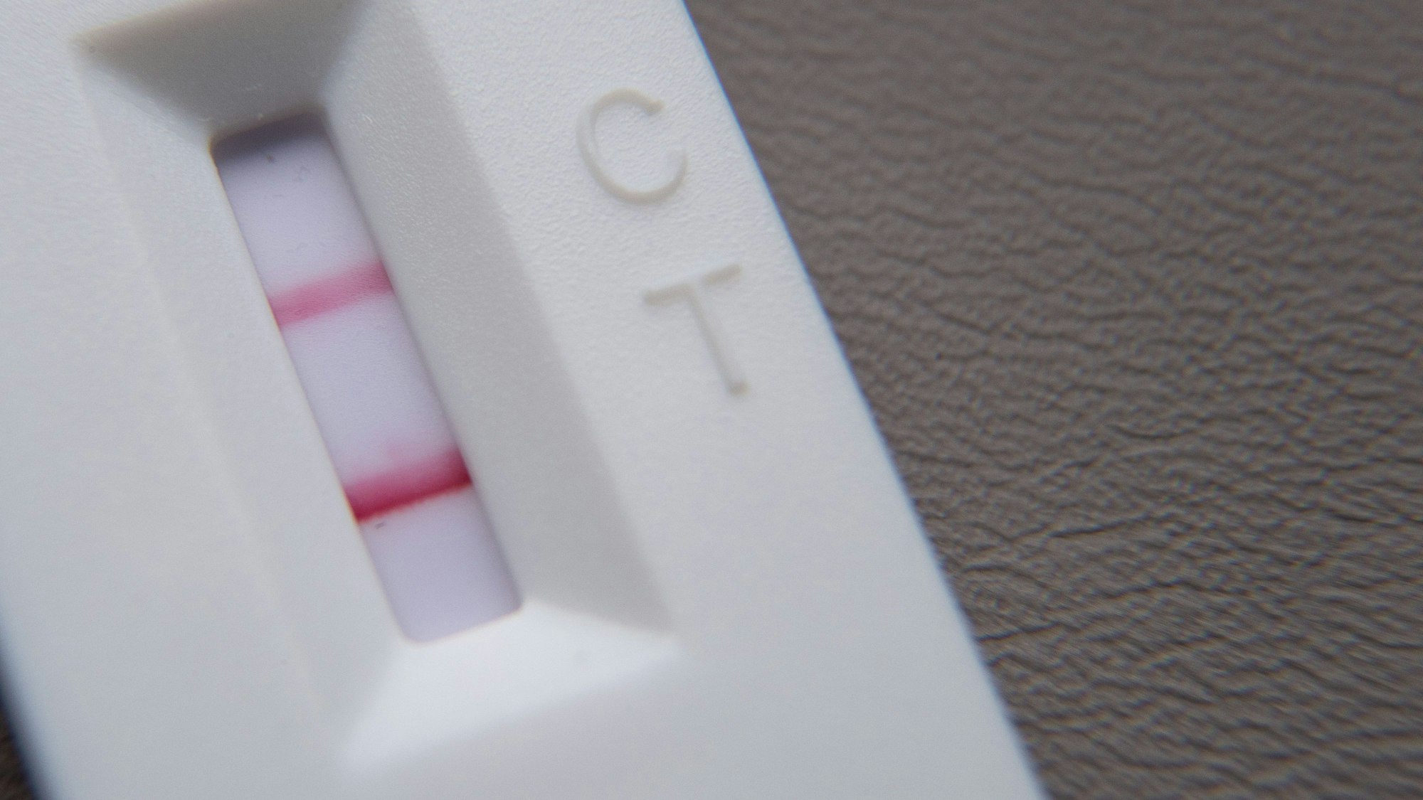 ARCHIV - 17.01.2022, Hessen, Frankfurt/Main: Ein positiver Corona-Schnelltest liegt auf einem Tisch. (zu dpa: "Studie: Bis Ende 2021 jeder zehnte Erwachsene mit Corona infiziert") Foto: Sebastian Gollnow/dpa +++ dpa-Bildfunk +++