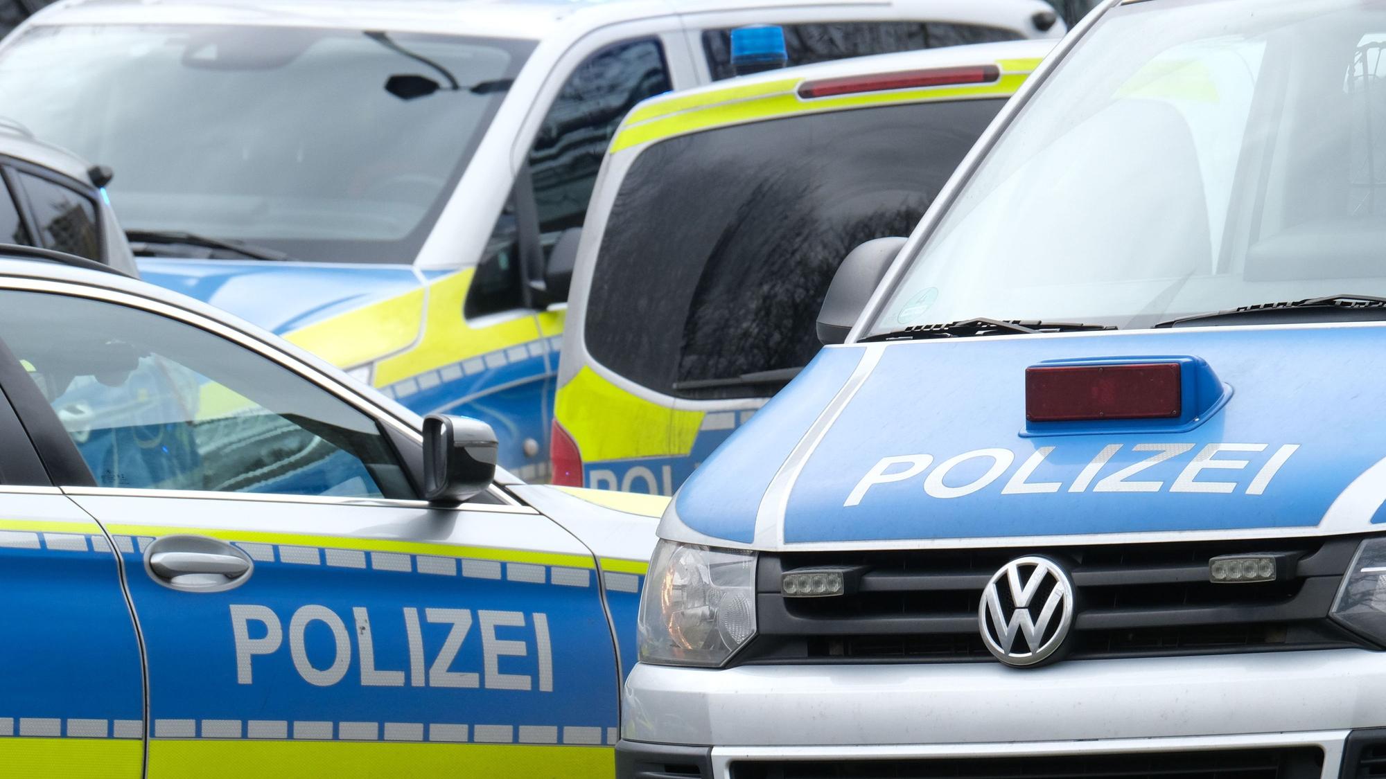 04.02.2022, Köln: Symbolfoto Polizei, Polizeifahrzeug, Einsatzfahrzeug Foto: Max Grönert