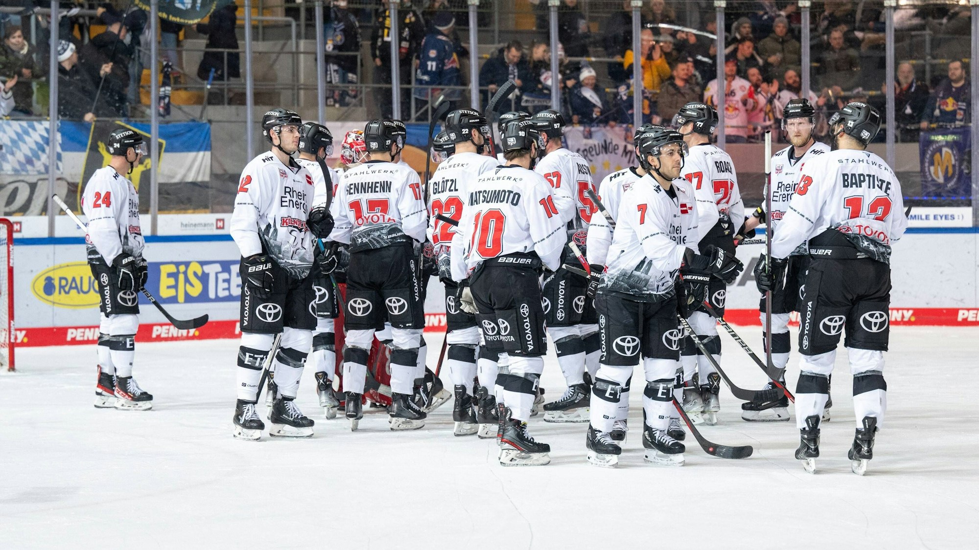 Team Koelner Haie nach dem verlorenen Spiel, EHC Red Bull Muenchen vs. Koelner Haie, Eishockey, DEL Hauptrunde, 30. Spieltag, 14.12.2022 Muenchen