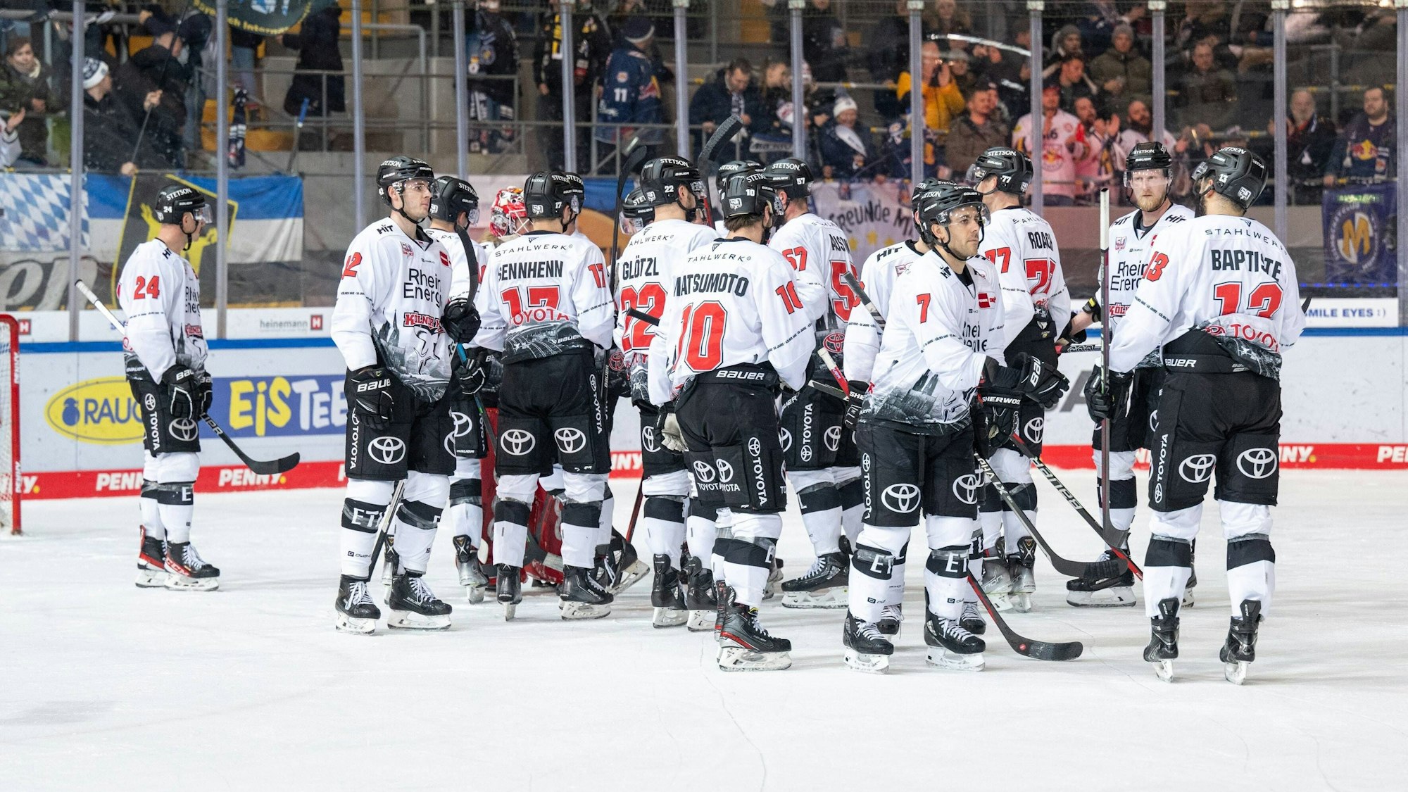 Team Koelner Haie nach dem verlorenen Spiel, EHC Red Bull Muenchen vs. Koelner Haie, Eishockey, DEL Hauptrunde, 30. Spieltag, 14.12.2022 Muenchen