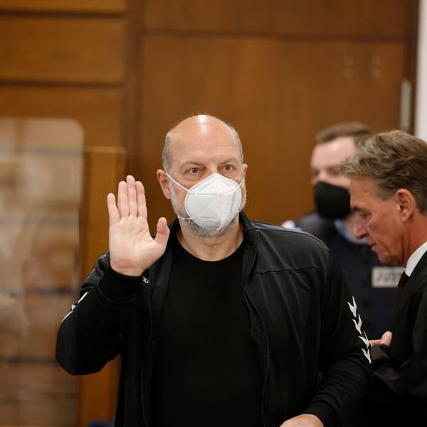 26.04.2022, Nordrhein-Westfalen, Köln: Der Angeklagte Thomas Drach (l) hebt im Kölner Landgericht neben seinem Anwalt Andreas Kerkhof seine Hand zum Gruß.