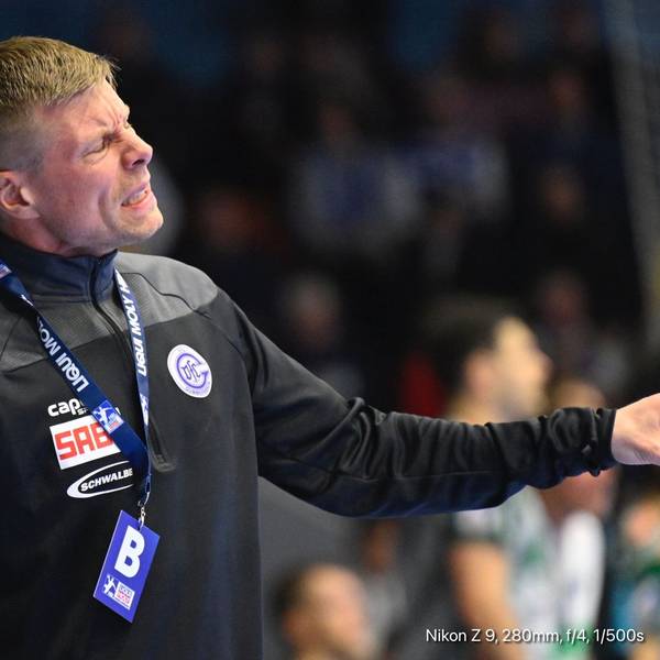 Gudjon Valur Sigurdsson, Trainer des VfL Gummersbach, steht verzweifelt am Spielfeldrand.