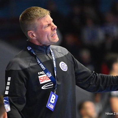 Gudjon Valur Sigurdsson, Trainer des VfL Gummersbach, steht verzweifelt am Spielfeldrand.