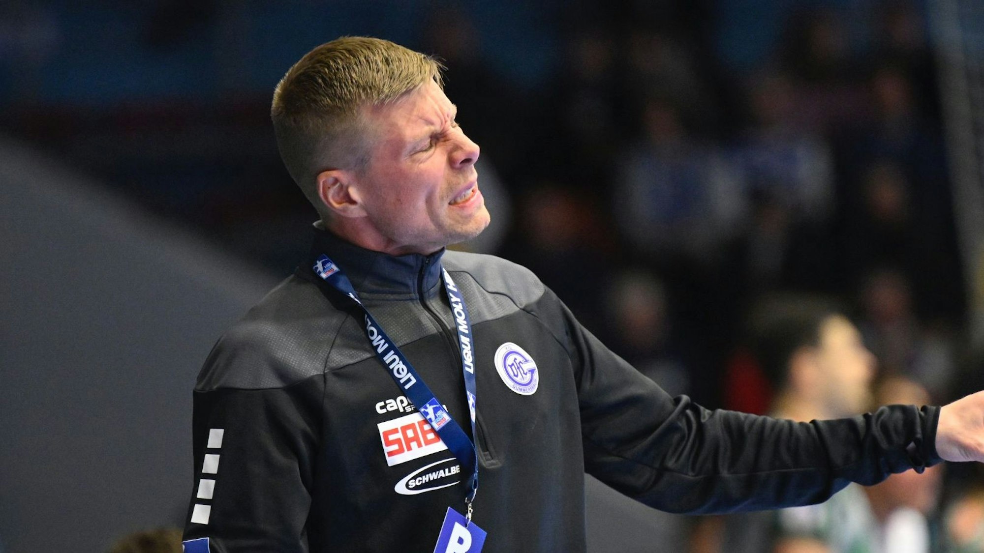 Gudjon Valur Sigurdsson, Trainer des VfL Gummersbach, steht verzweifelt am Spielfeldrand.