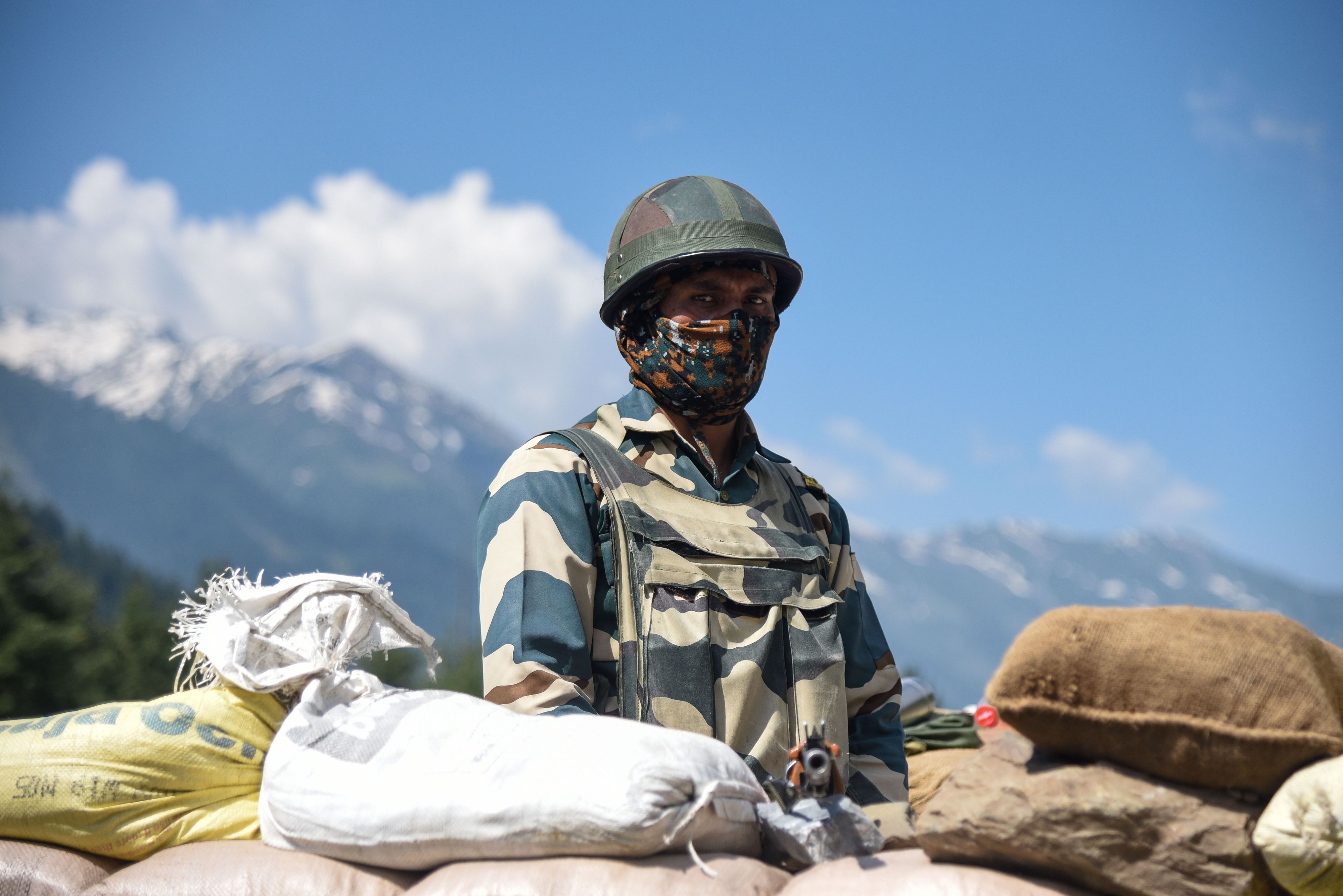 Ein indischer Soldat hält Wache im Himalaya.