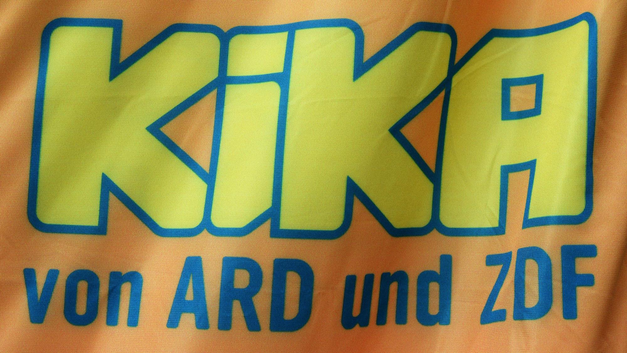 Das Logo von KiKA, dem Kinderkanal von ARD und ZDF, ist auf einem Stoff abgebildet.