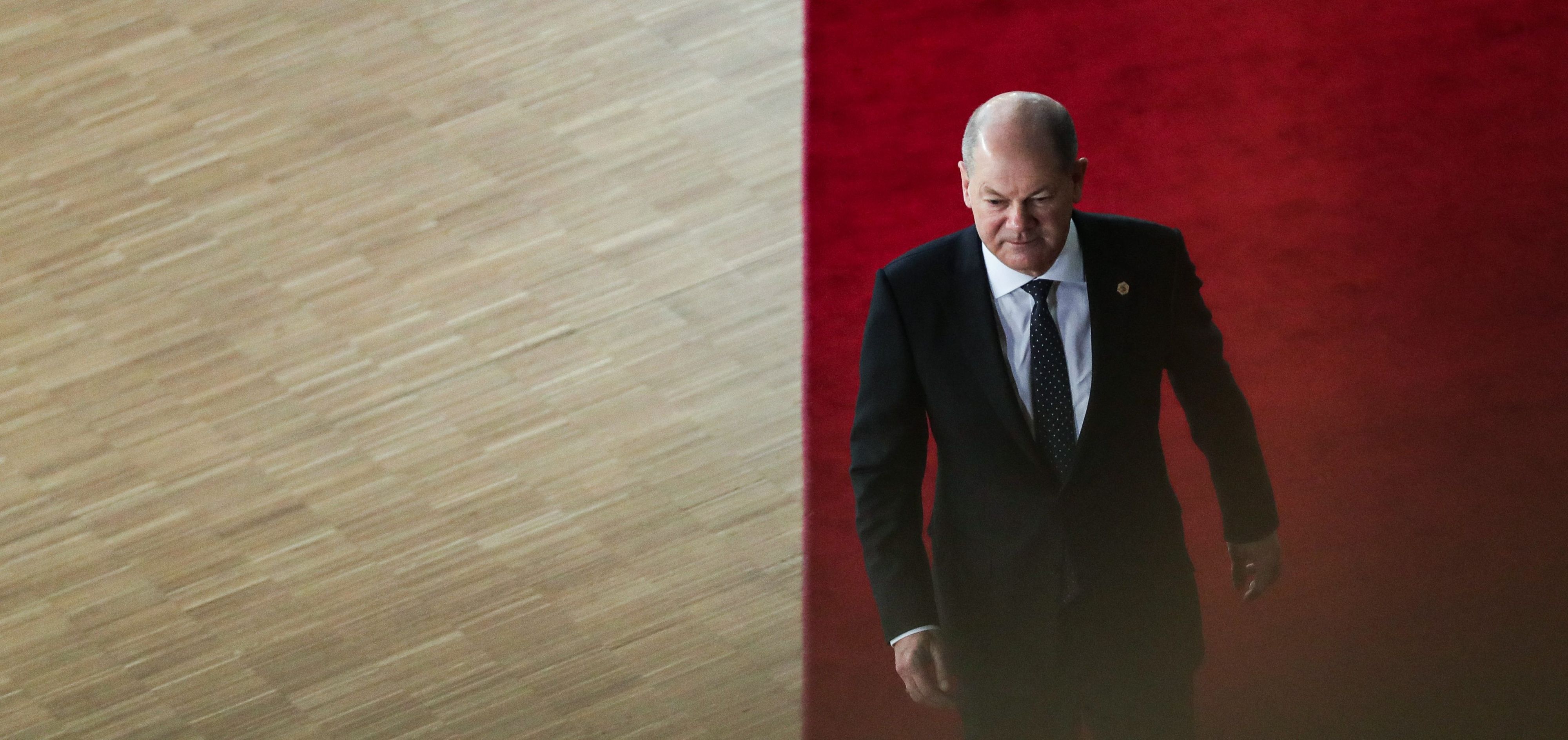 Bundeskanzler Olaf Scholz (SPD) trifft zum EU-Gipfel in Brüssel ein.