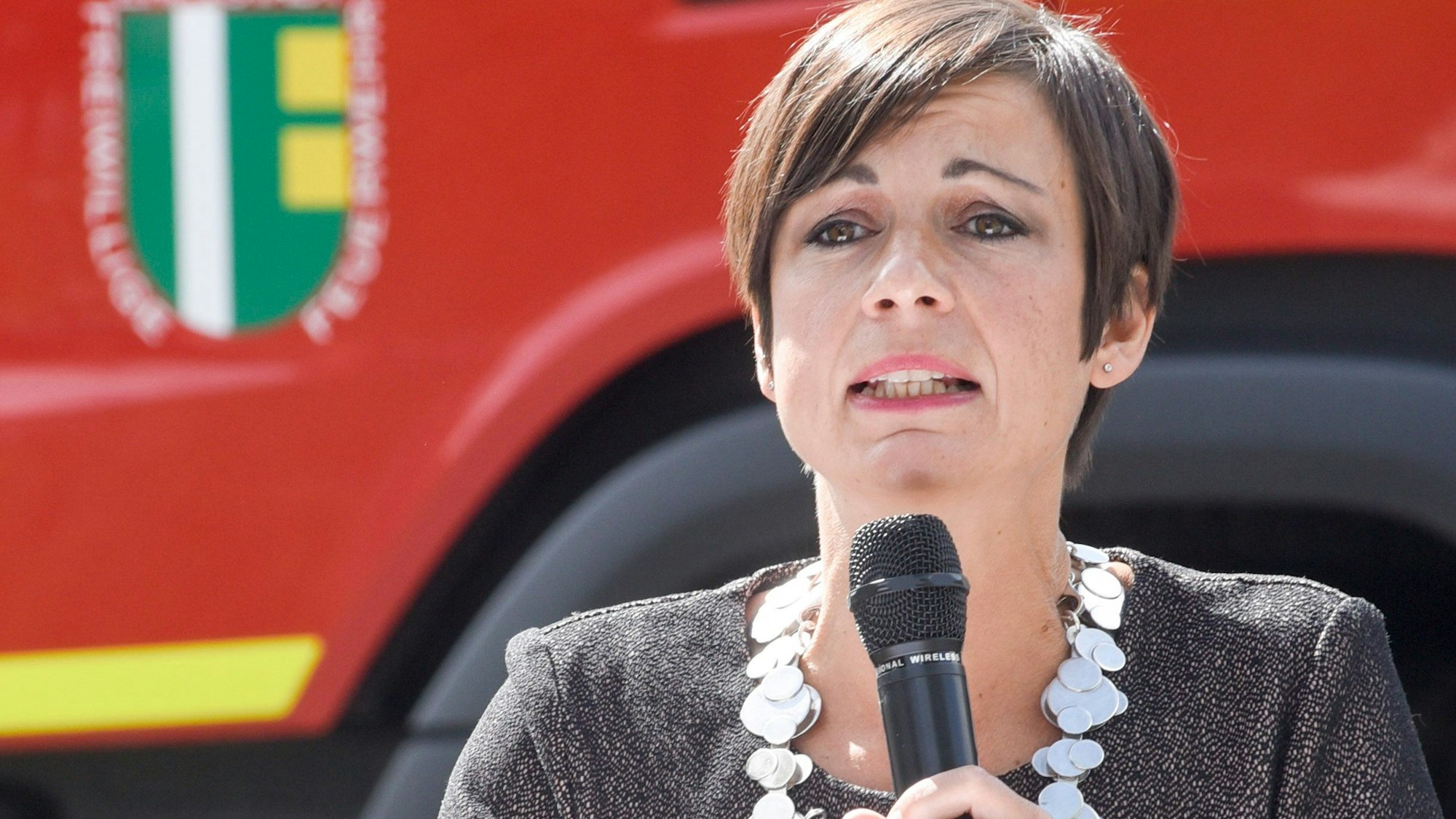 Erftstadts Bürgermeisterin Carolin Weitzel (CDU) spricht in ein Mikrofon.