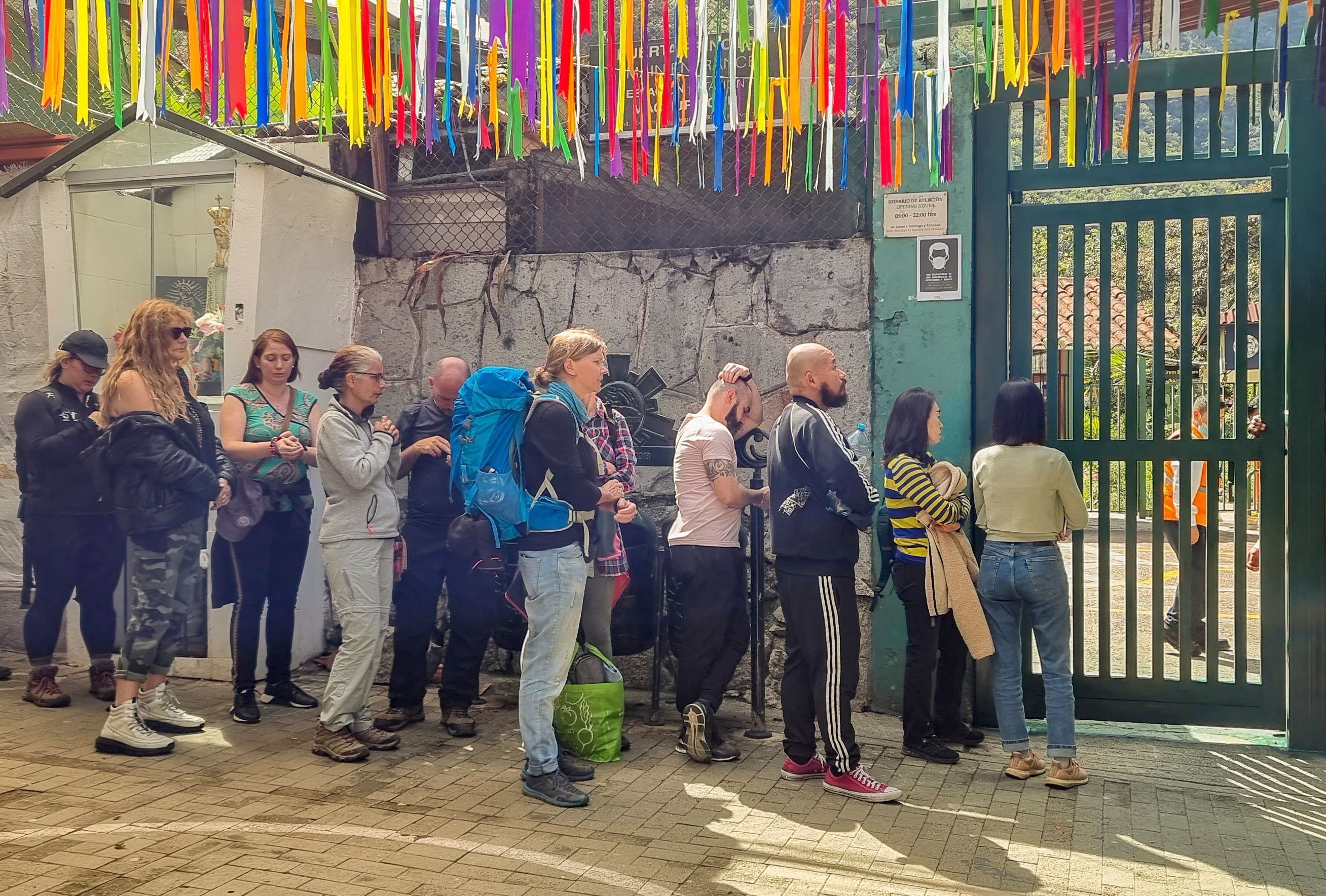 Touristen warten am Bahnhof von Machu Picchu, Peru