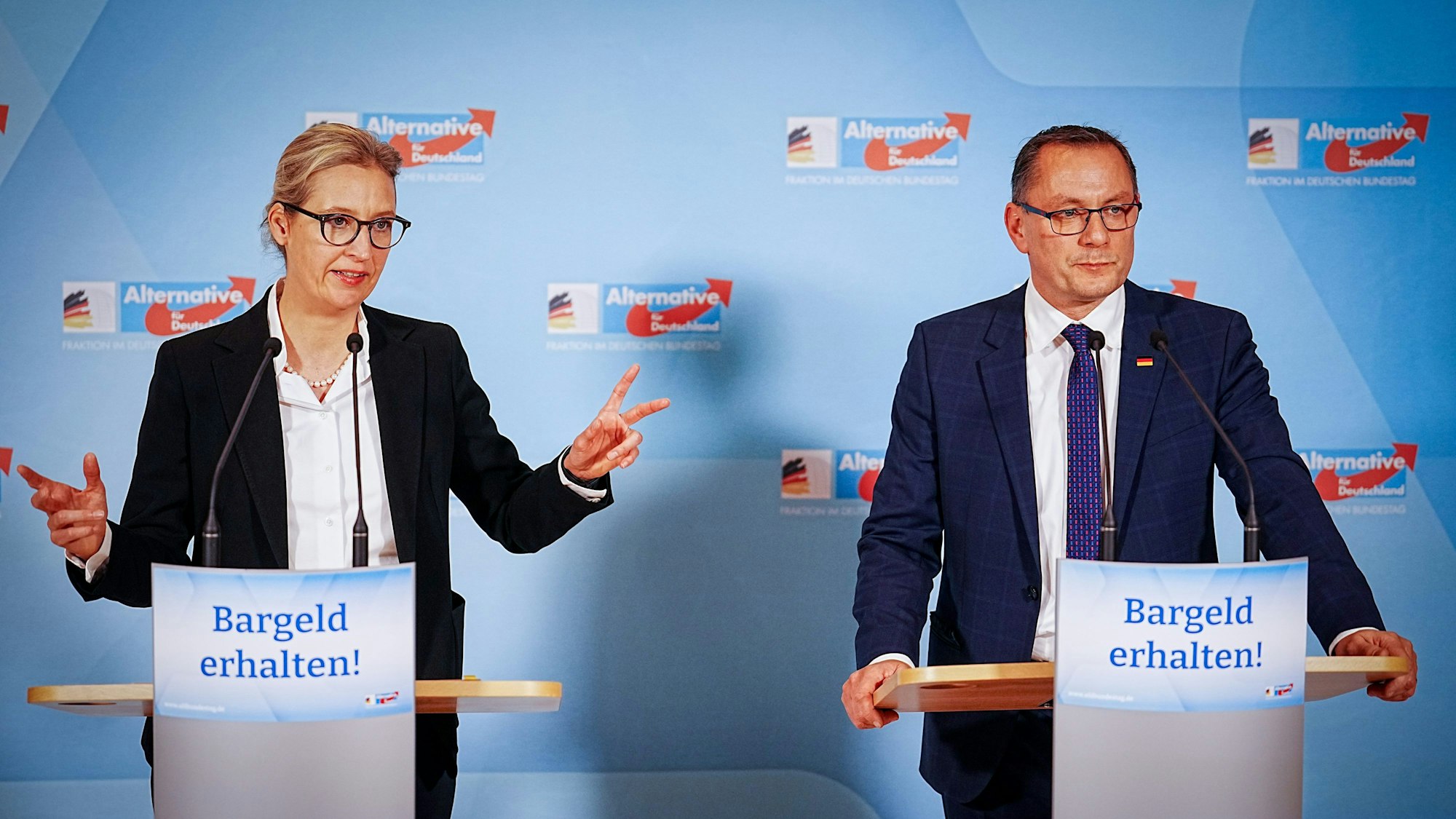 Alice Weidel (l.) und Tino Chrupalla bei ihrem Pressestatement – vor ihren Rednerpulten kleben Zettel mit der Aufschrift „Bargeld erhalten“