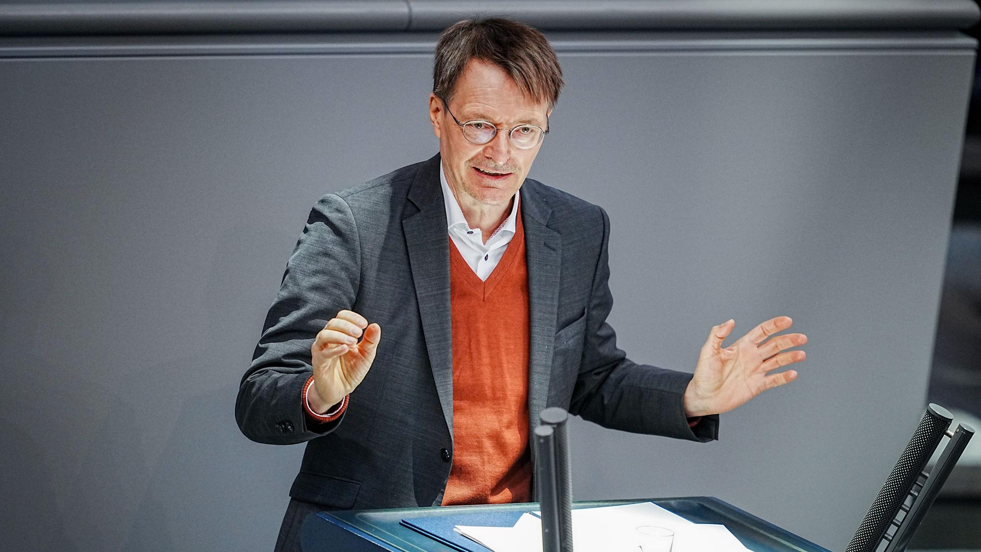 Karl Lauterbach (SPD), Bundesminister für Gesundheit, spricht im Bundestag. Thema ist die Energiepreisbremse.
