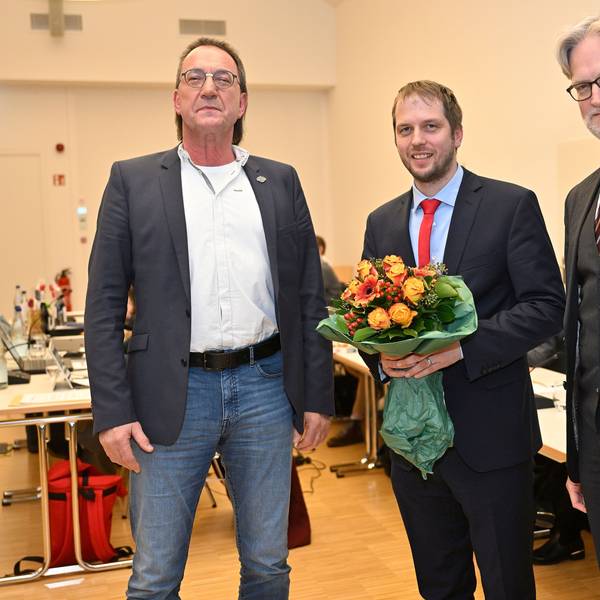 Der scheidende Bernd Sassenhof wurde verabschiedet, der neue Beigeordnete Mario Bredow vereidigt und der neue Erste Beigeordnete Thorsten Steinwartz eingeführt.