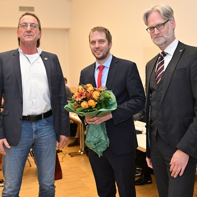 Der scheidende Bernd Sassenhof wurde verabschiedet, der neue Beigeordnete Mario Bredow vereidigt und der neue Erste Beigeordnete Thorsten Steinwartz eingeführt.