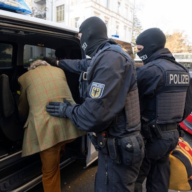 Polizisten nehmen während der bundesweiten Razzia Heinrich XIII Prinz Reuß fest.
