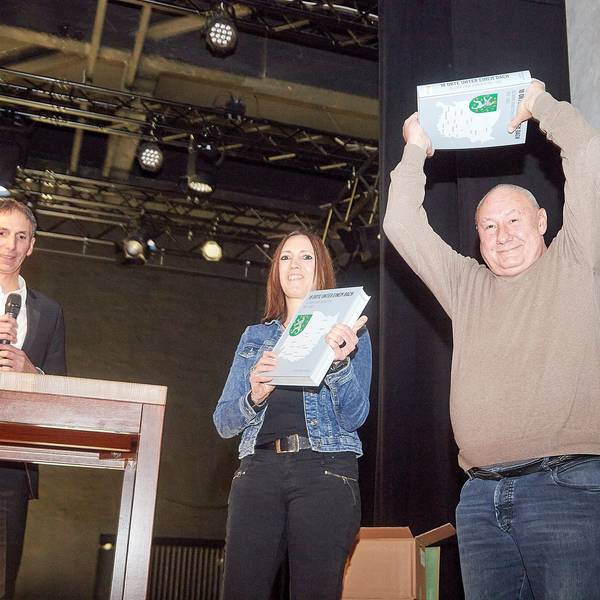 Autor F.A. Heinen (rechts) hält das Buch in die Höhe.