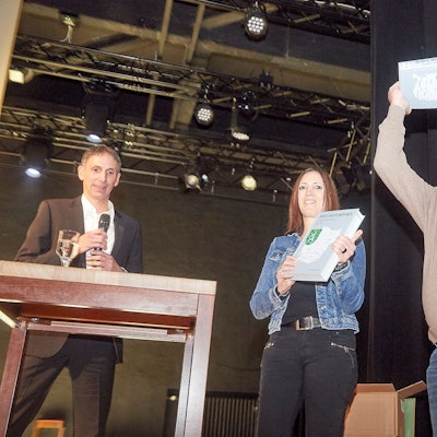 Autor F.A. Heinen (rechts) hält das Buch in die Höhe.