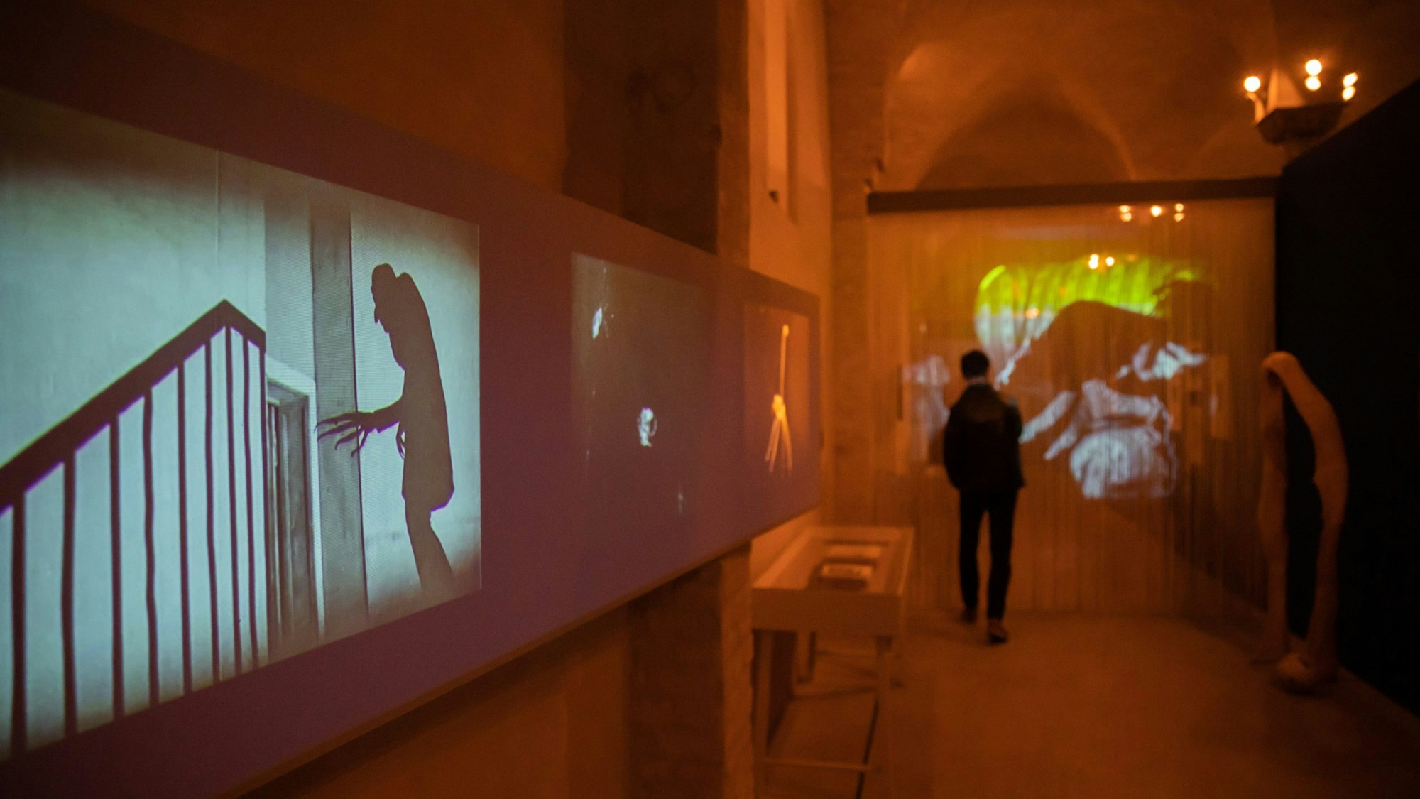 Eine Filmsequenz (l) von „Nosferatu – Eine Symphonie des Grauens“ ist in der Ausstellung „Phantome der Nacht. 100 Jahre ·Nosferatu“ bei der Sammlung Scharf-Gerstenberg zu sehen.