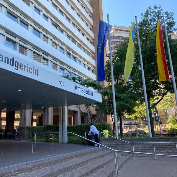 Auf dem Foto ist der Eingang zum Landgericht Köln zu sehen.