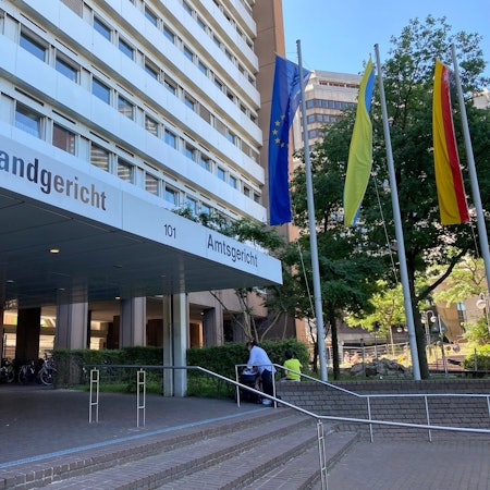 Auf dem Foto ist der Eingang zum Landgericht Köln zu sehen.