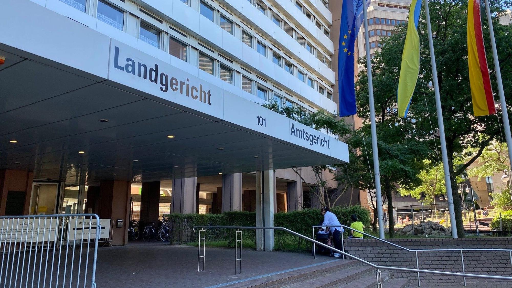 Auf dem Foto ist der Eingang zum Landgericht Köln zu sehen.