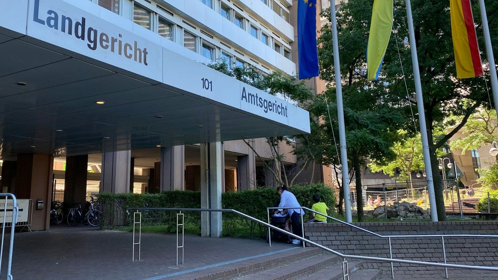 Das Bild zeigt das Land- und Amtsgerichtsgebäude in Köln.