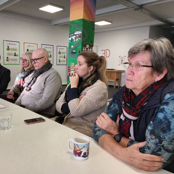 Vertreter des Stadtmarketingvereins und der Stadt Lohmar sitzen an einem Tisch.
