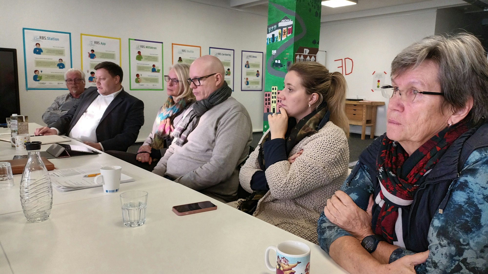 Vertreter des Stadtmarketingvereins und der Stadt Lohmar sitzen an einem Tisch.