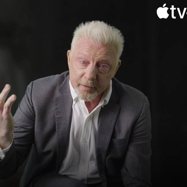 Boris Becker hebt beim Interview die Hand. Seine Augen sind rot unterlaufen.
