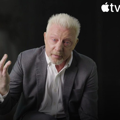 Boris Becker hebt beim Interview die Hand. Seine Augen sind rot unterlaufen.